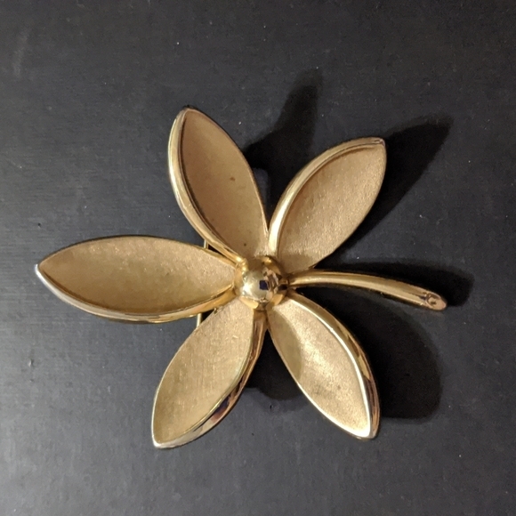 Vintage Crown Trifari Gold Tone Flower Leaf Statement Brooch Pin - Picture 1 of 5